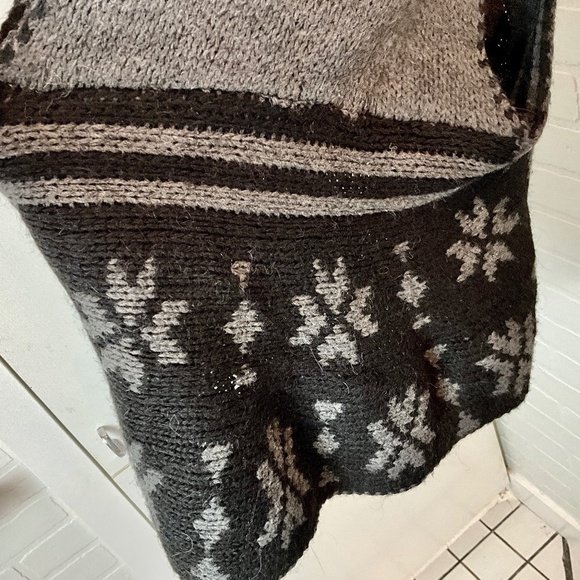 Women’s Knit Sweater Shawl Vest Scandinavian Snowflakes Fair Isle Black Gray M - Picture 8 of 8